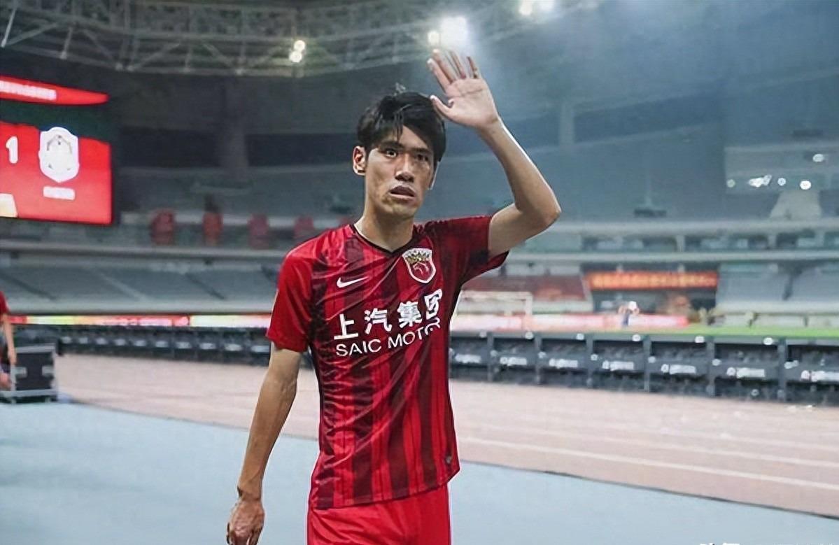 他是上海足球名宿,豪取4个中超冠军,36岁退役,如今接班徐根宝
